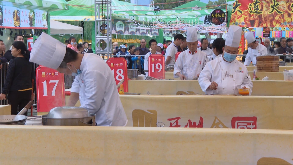 參賽廚師準備自己的拿手好菜。開州區委宣傳部供圖 華龍網發