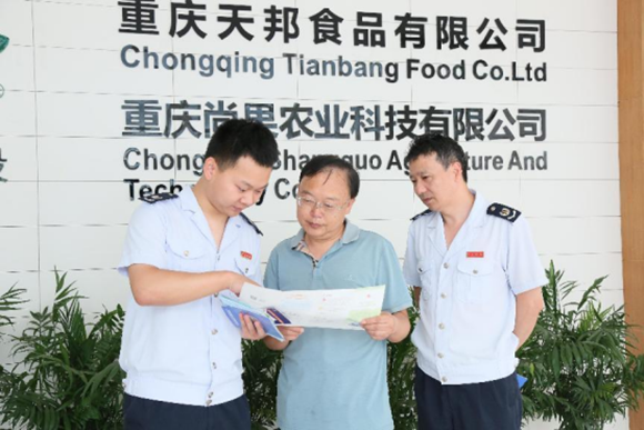 開州區(qū)稅務人員走進重慶尚果農(nóng)業(yè)科技有限公司，講解涉農(nóng)稅收優(yōu)惠政策。通訊員 譚銳 攝