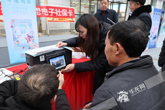 返鄉(xiāng)群眾辦理社保卡。實(shí)習(xí)生 周美彤 攝