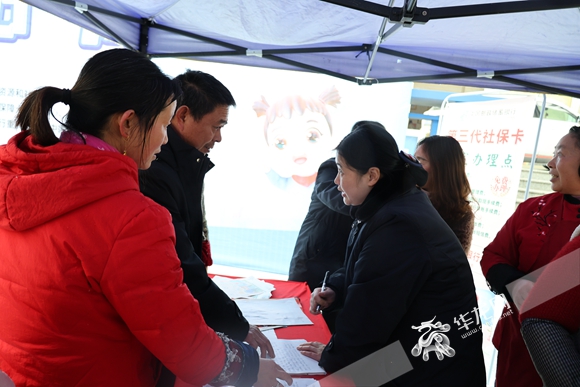 工作人員向群眾耐心介紹。實(shí)習(xí)生 周美彤 攝