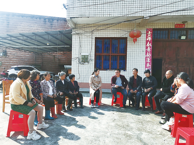 大坪村召開院壩會(huì),了解社情民意。