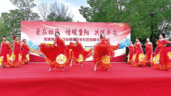 富厚社區居民載歌載舞慶祝重陽節。開州區融媒體中心供圖 華龍網發