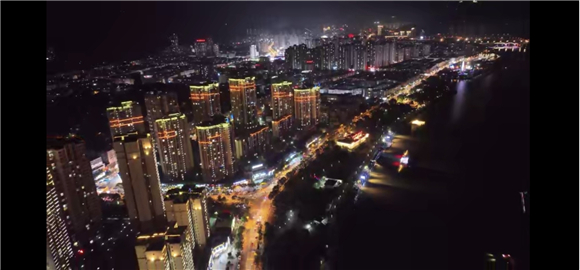 漢豐湖畔人影如織,燈火通明。開州宣傳部供圖 華龍網(wǎng)發(fā)