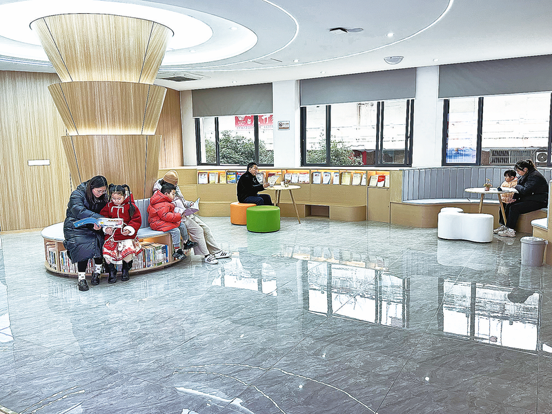 小朋友們在迎賓社區“兒童之家”看書。