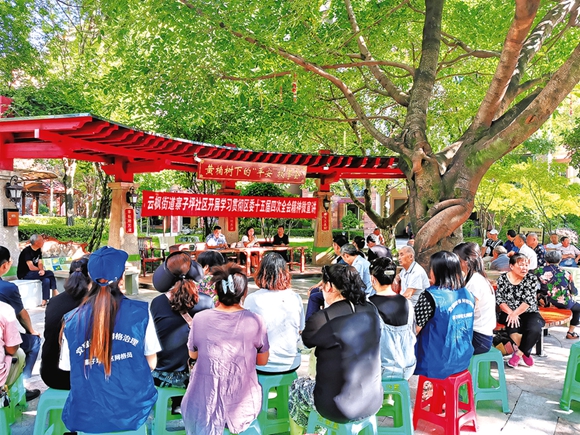 寨子坪社區干部向群眾宣講區委十五屆四次全會精神。開州區融媒體中心供圖 華龍網發