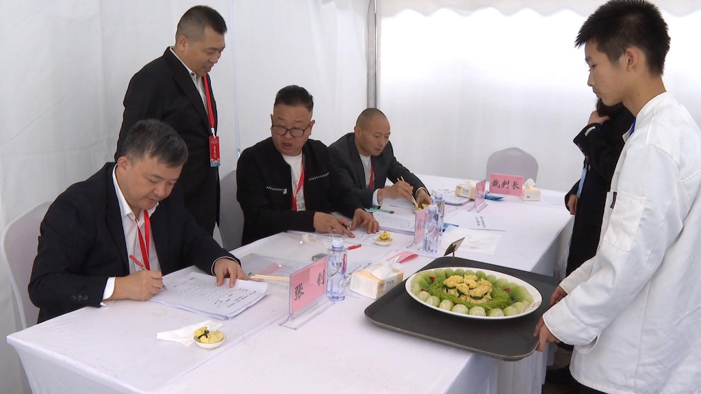 評委對作品進行打分。開州區委宣傳部供圖 華龍網發