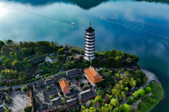 春風徐徐，陽光和煦，舉子園與漢豐湖相映成趣。崔家清 攝