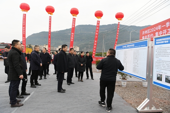 現場調研招商引資”三集中“重點項目情況。朱書靈 攝