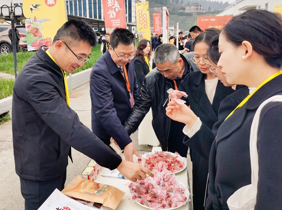 嘉賓試吃開州香腸。陳泓瑩 攝