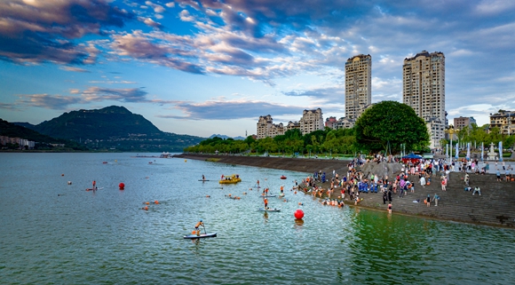 戲水漢豐湖。家清 攝