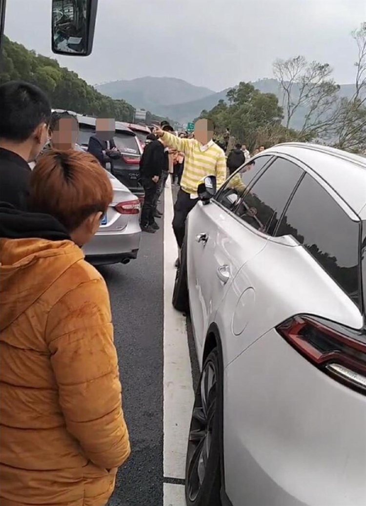 男子走應急車道鳴笛惹眾怒被包圍，聲稱他人活得像螻蟻 警方：正調查